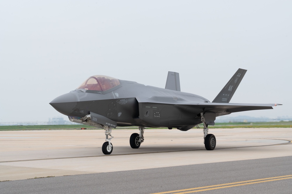 F-35s land at Kunsan AB, works with ROKAF