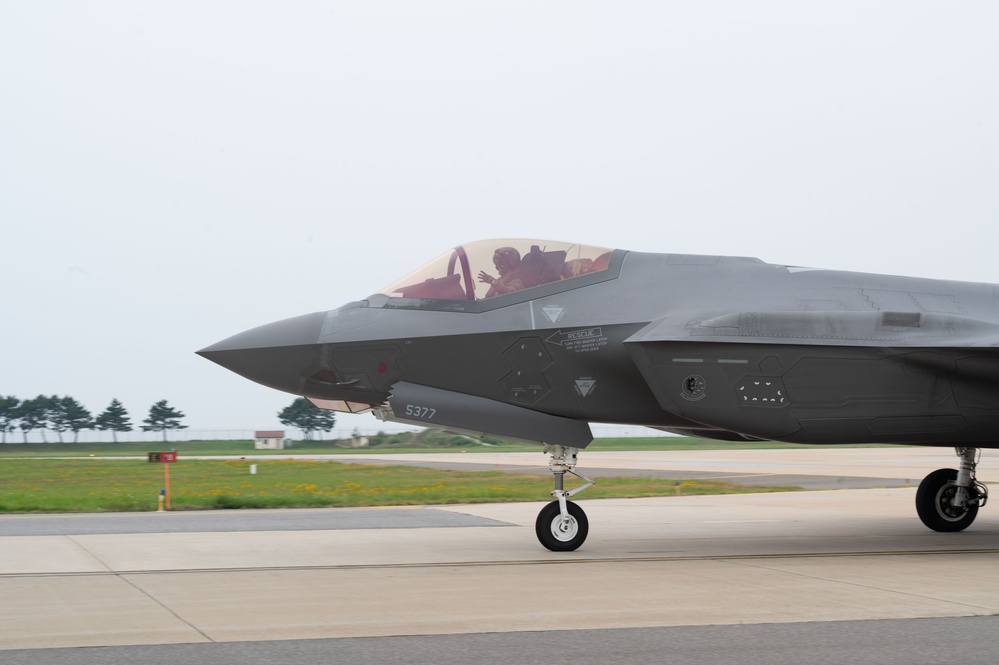 F-35s land at Kunsan AB, works with ROKAF