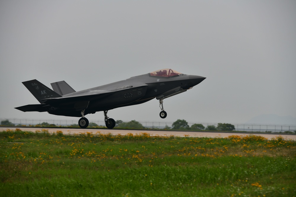 F-35s land at Kunsan AB, works with ROKAF