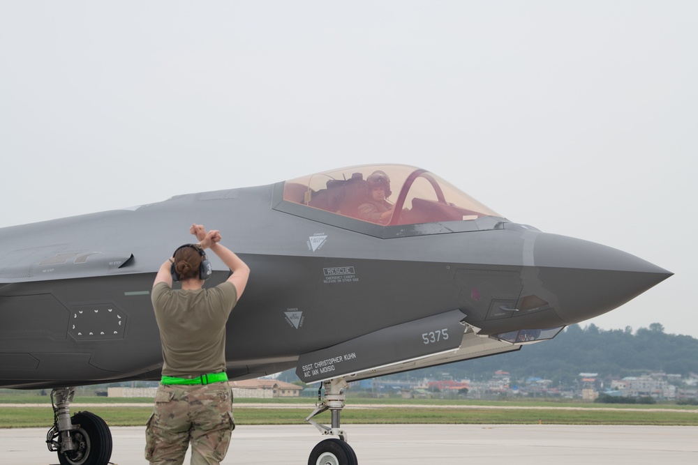 Eielson AFB F-35s work with ROKAF