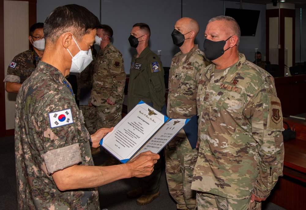 ROK Air Force recognizes departing service members