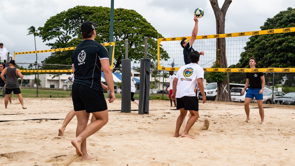 Royal New Zealand Sailors play a game of sand volleyball during RIMPAC 2022