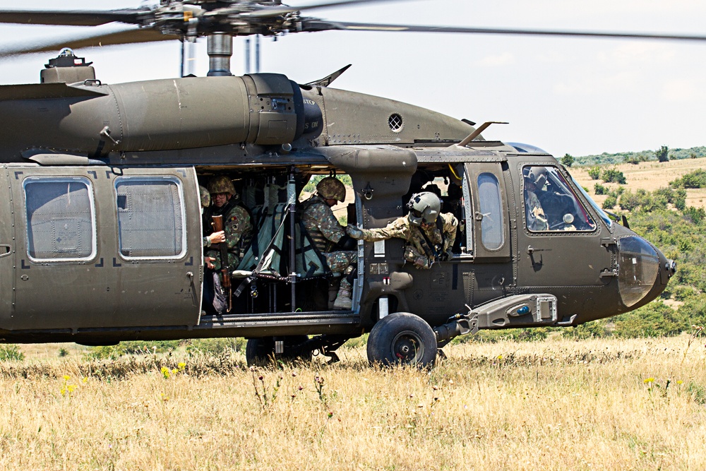 U.S. Army Aviators train with Romanian Land Forces Day 2