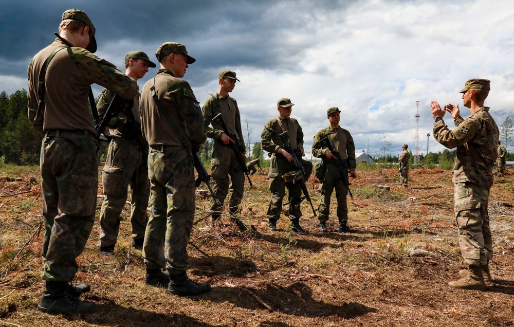 4-10 Cav Trains Scout Tactics To The Finnish army