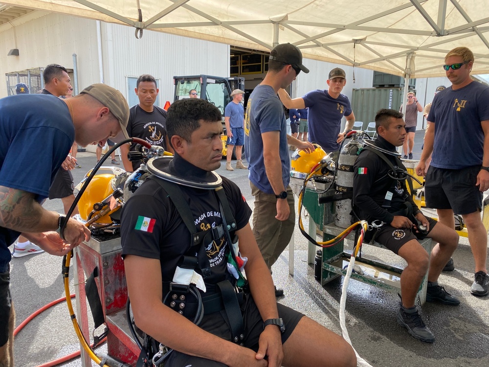 Multinational Divers Train Together during RIMPAC 2022
