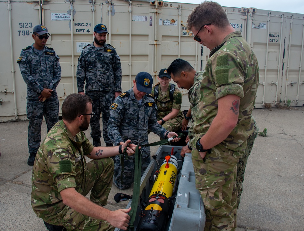 EODGRU 1 Demonstrates to Royal Australian Navy and Royal New Zealand Navy Sailors REMUS 100 Operations