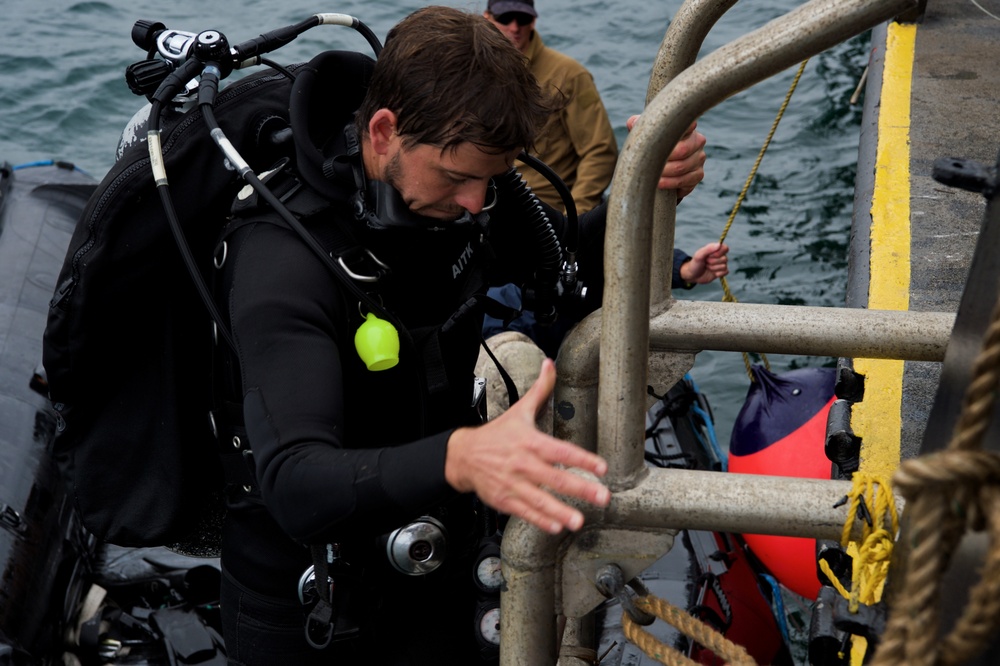 CTF-177 International Divers conduct Light Salvage Interoperability Dive