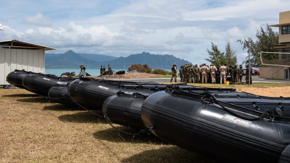 Marines and Soldiers brief for small boat operations during RIMPAC 2022