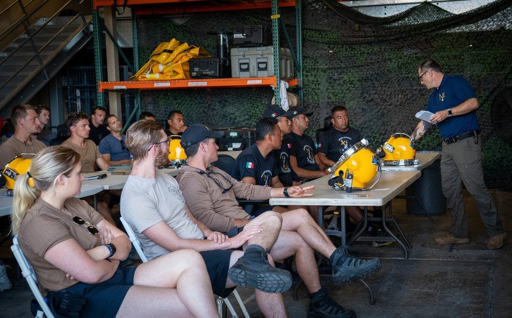 Multinational Divers Train Together during RIMPAC 2022