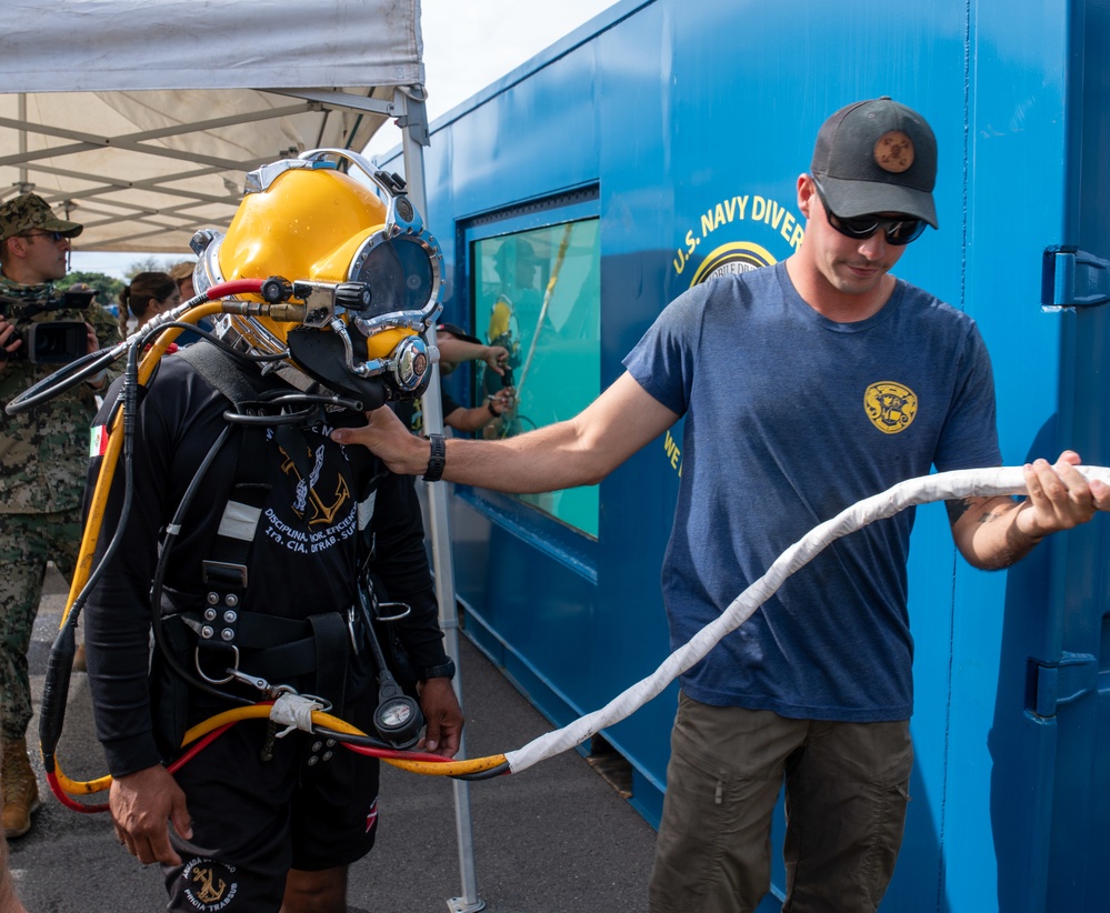 Multinational Divers Train Together during RIMPAC 2022