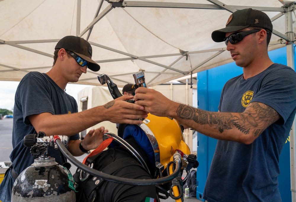 Multinational Divers Train Together during RIMPAC 2022