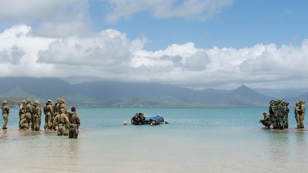 Australian Army conducts Zodiac familiarization training at RIMPAC 2022