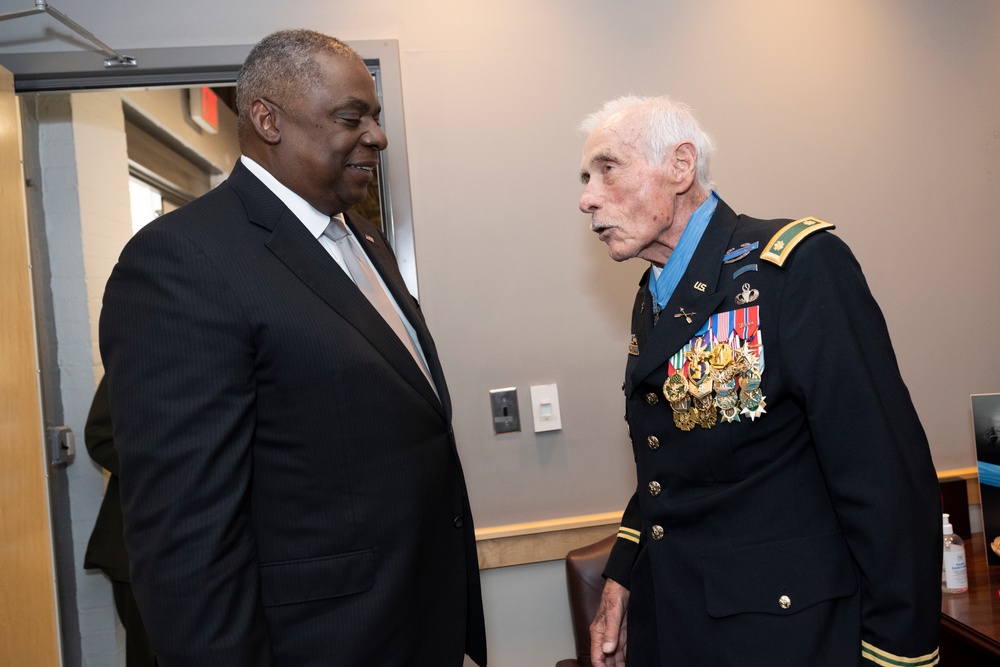 Six Medal of Honor Recipients Inducted into Pentagon Hall of Heroes