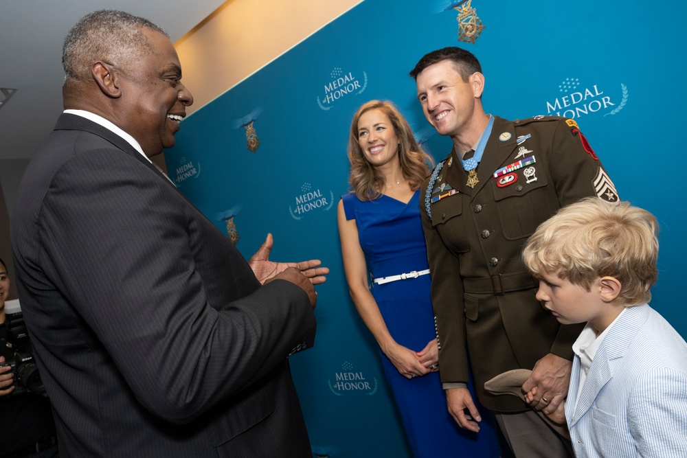 Six Medal of Honor Recipients Inducted into Pentagon Hall of Heroes