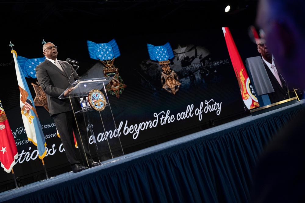 Six Medal of Honor Recipients Inducted into Pentagon Hall of Heroes