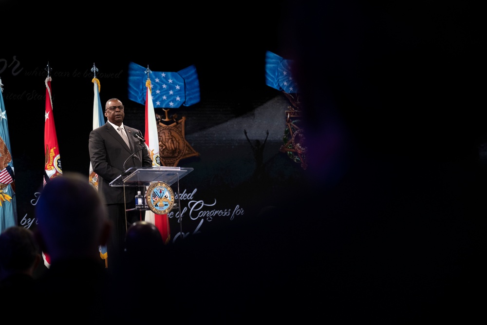 Six Medal of Honor Recipients Inducted into Pentagon Hall of Heroes