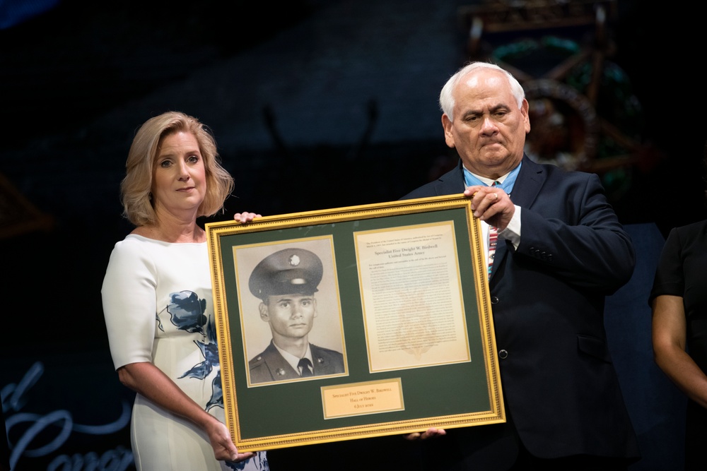 Six Medal of Honor Recipients Inducted into Pentagon Hall of Heroes