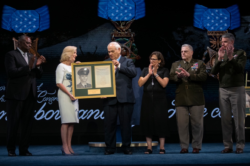 Six Medal of Honor Recipients Inducted into Pentagon Hall of Heroes