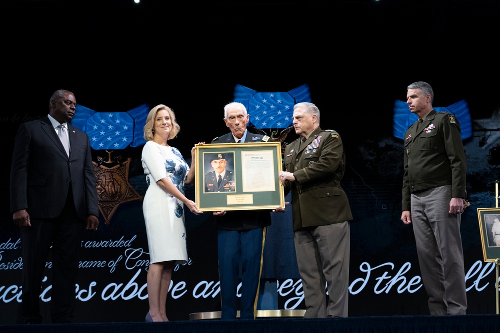 Six Medal of Honor Recipients Inducted into Pentagon Hall of Heroes