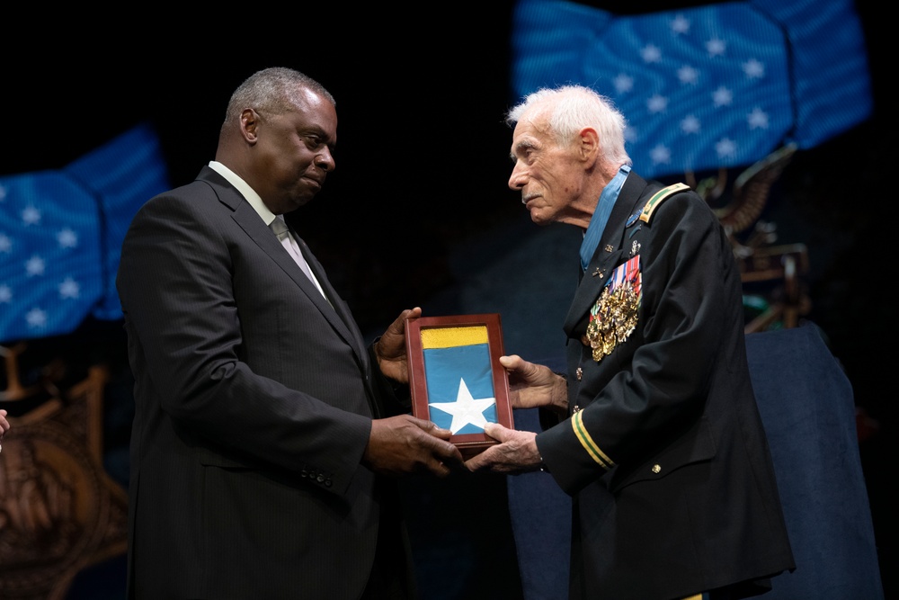 Six Medal of Honor Recipients Inducted into Pentagon Hall of Heroes