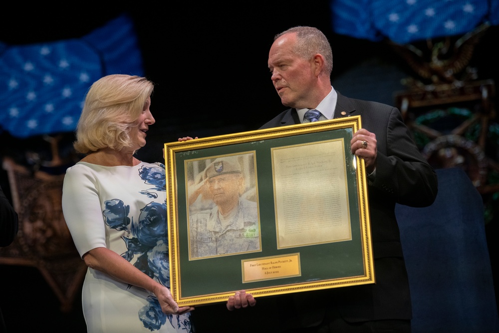 Six Medal of Honor Recipients Inducted into Pentagon Hall of Heroes