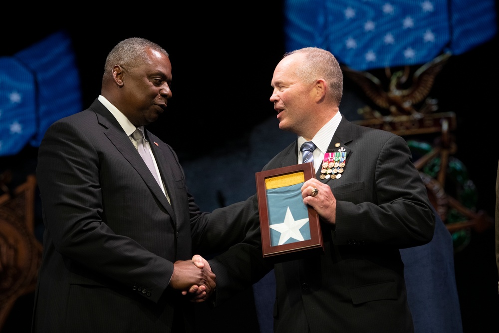 Six Medal of Honor Recipients Inducted into Pentagon Hall of Heroes