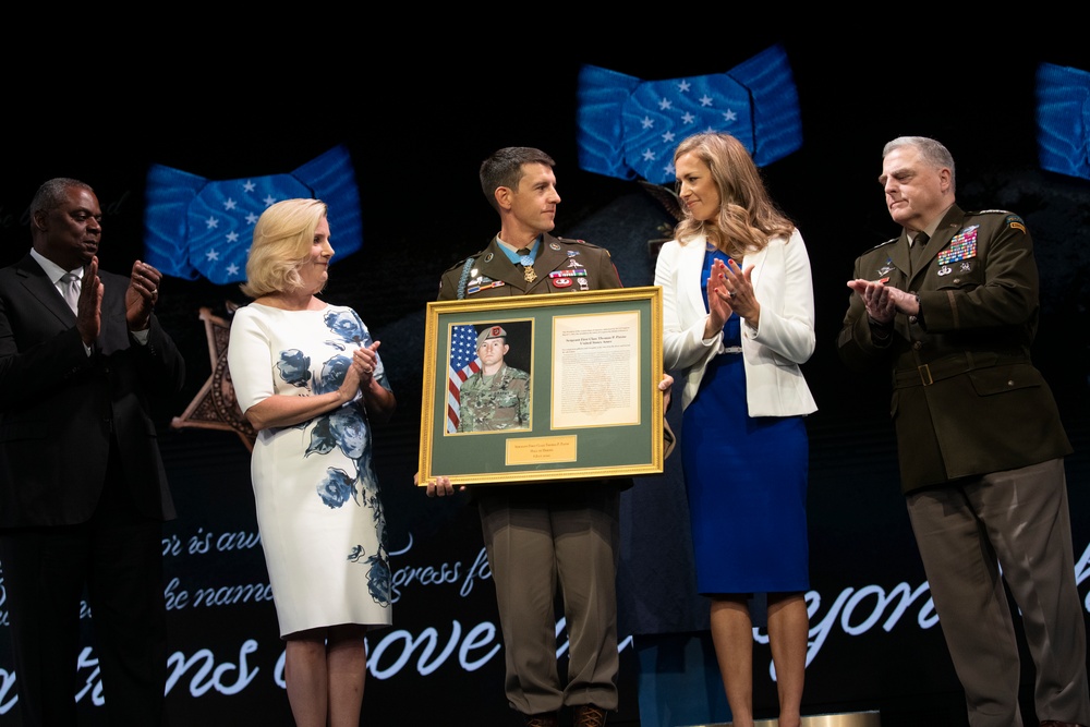 Six Medal of Honor Recipients Inducted into Pentagon Hall of Heroes