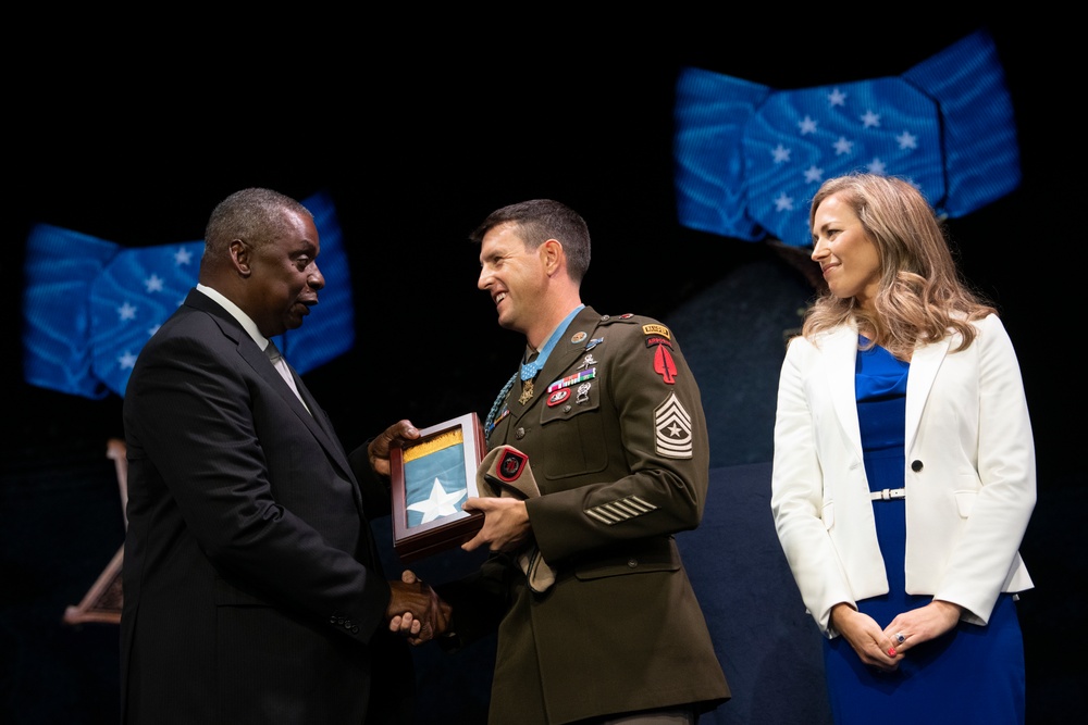 Six Medal of Honor Recipients Inducted into Pentagon Hall of Heroes