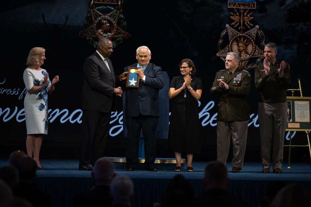 Six Medal of Honor Recipients Inducted into Pentagon Hall of Heroes