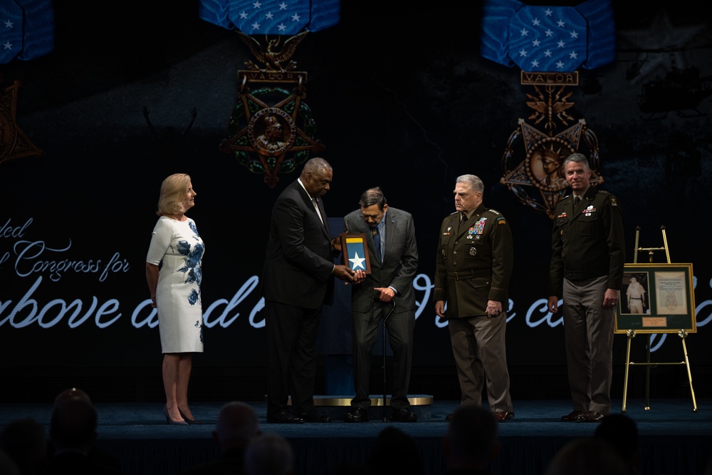 Six Medal of Honor Recipients Inducted into Pentagon Hall of Heroes