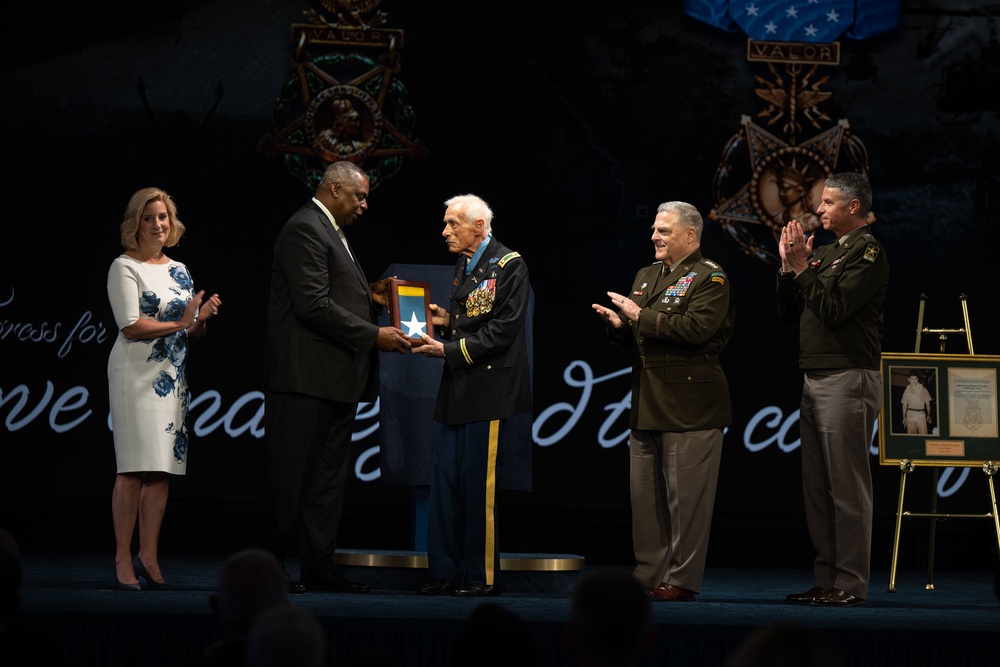 Six Medal of Honor Recipients Inducted into Pentagon Hall of Heroes