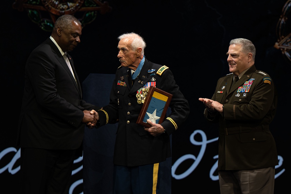 Six Medal of Honor Recipients Inducted into Pentagon Hall of Heroes