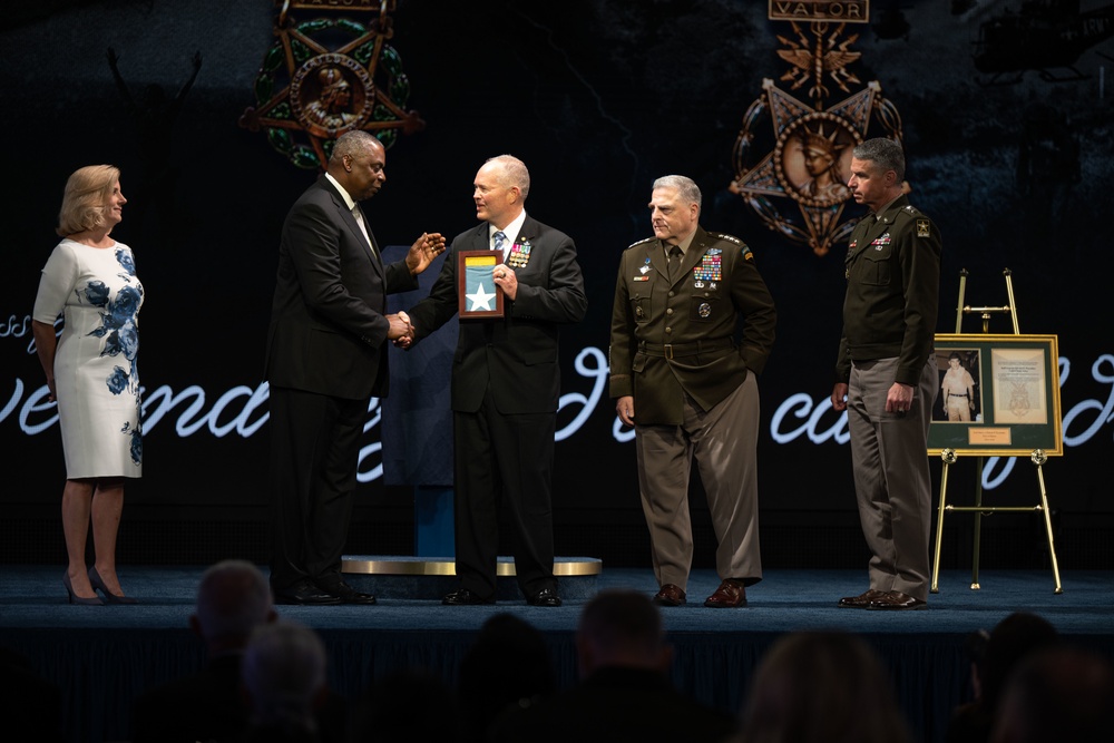 Six Medal of Honor Recipients Inducted into Pentagon Hall of Heroes