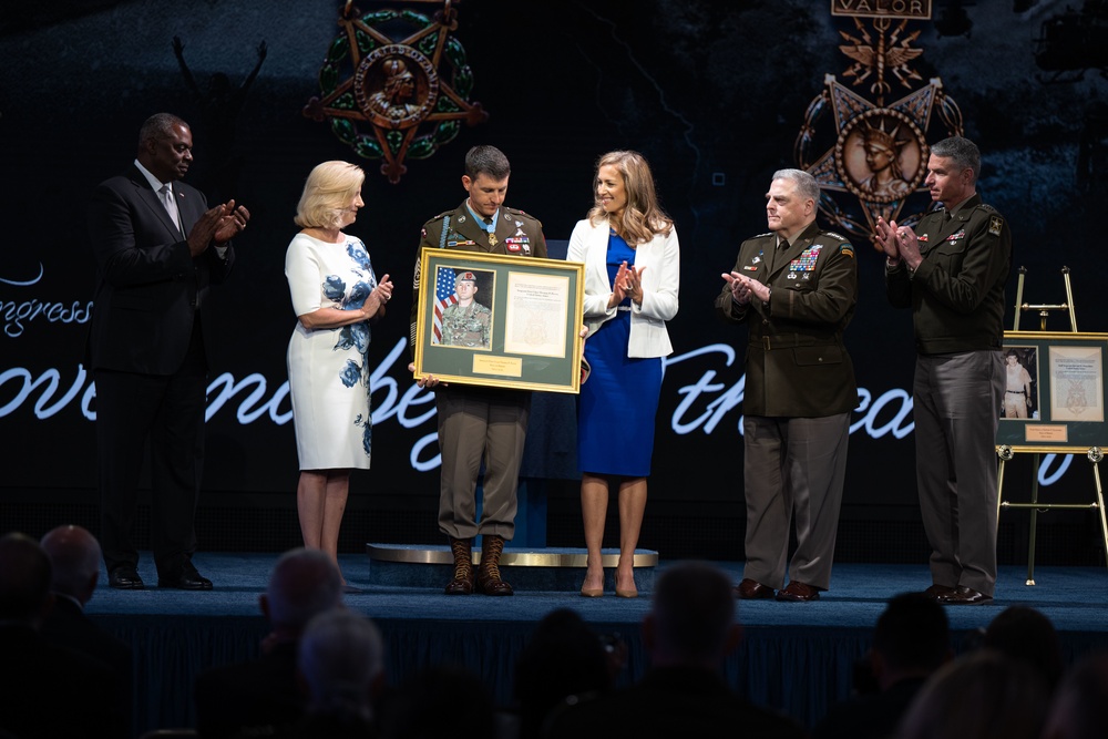 Six Medal of Honor Recipients Inducted into Pentagon Hall of Heroes