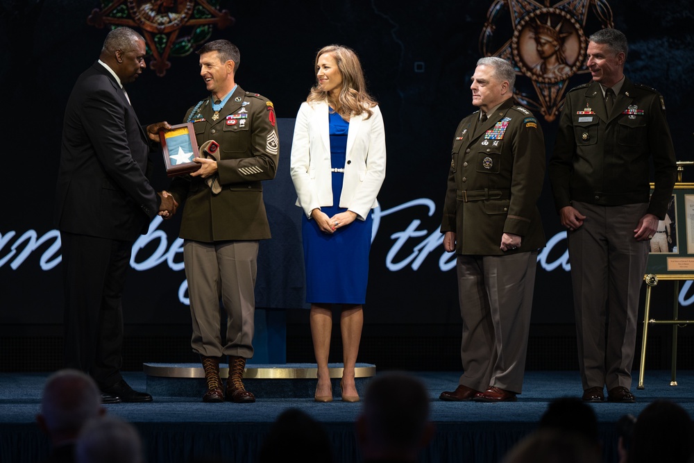 Six Medal of Honor Recipients Inducted into Pentagon Hall of Heroes