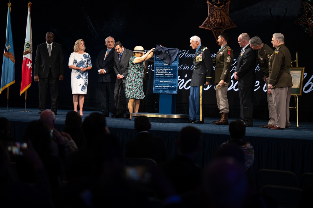 Six Medal of Honor Recipients Inducted into Pentagon Hall of Heroes