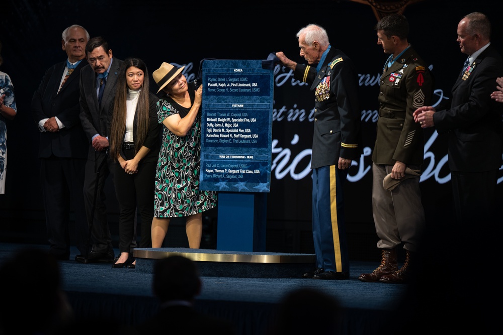 Six Medal of Honor Recipients Inducted into Pentagon Hall of Heroes