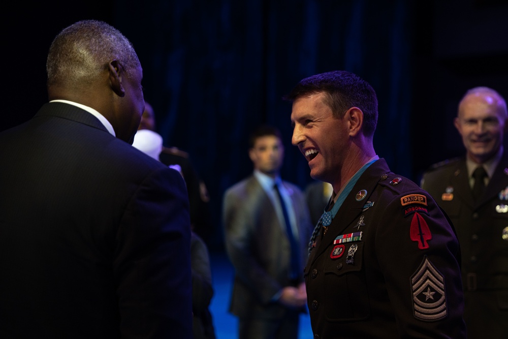 Six Medal of Honor Recipients Inducted into Pentagon Hall of Heroes