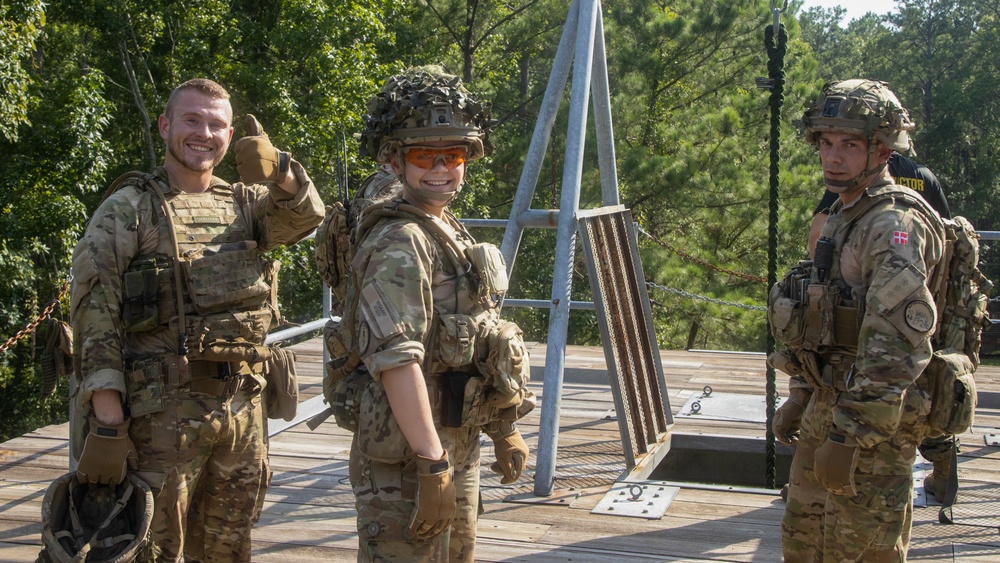 Exercise Burmese Chase: Static Fast Rope Training