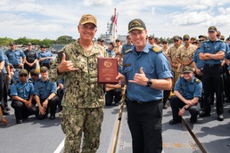 RIMPAC 2022 Commander presents HMCS Vancouver with commemorative plaque