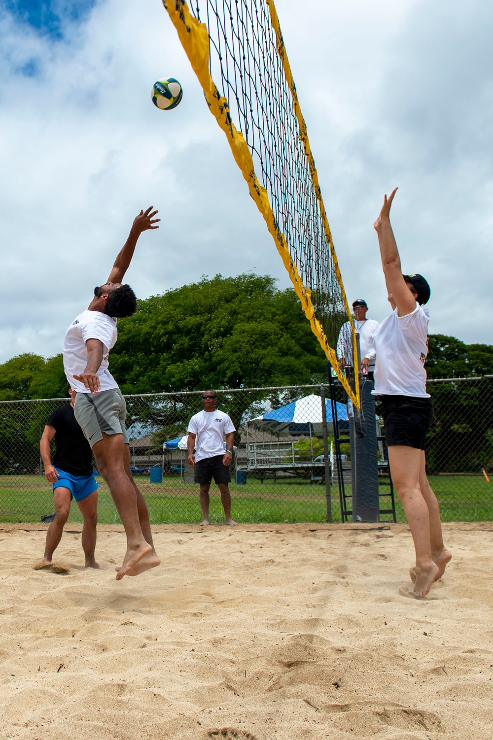 USS Essex competes in volleyball tournament during RIMPAC 2022