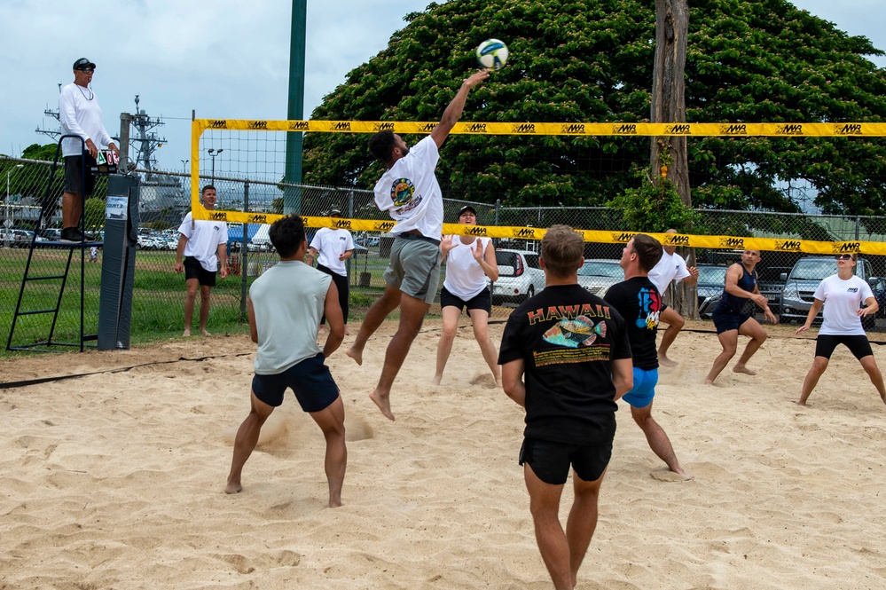 USS Essex competes in volleyball tournament during RIMPAC 2022