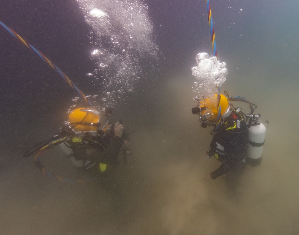 Multinational Divers Train Together during RIMPAC 2022