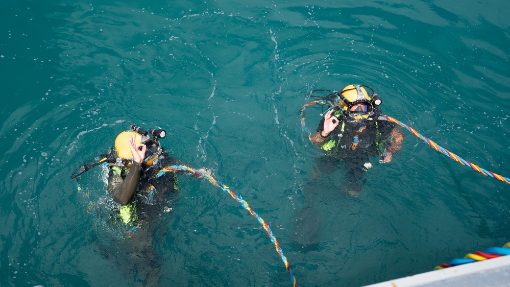 Multinational Divers Train Together during RIMPAC 2022