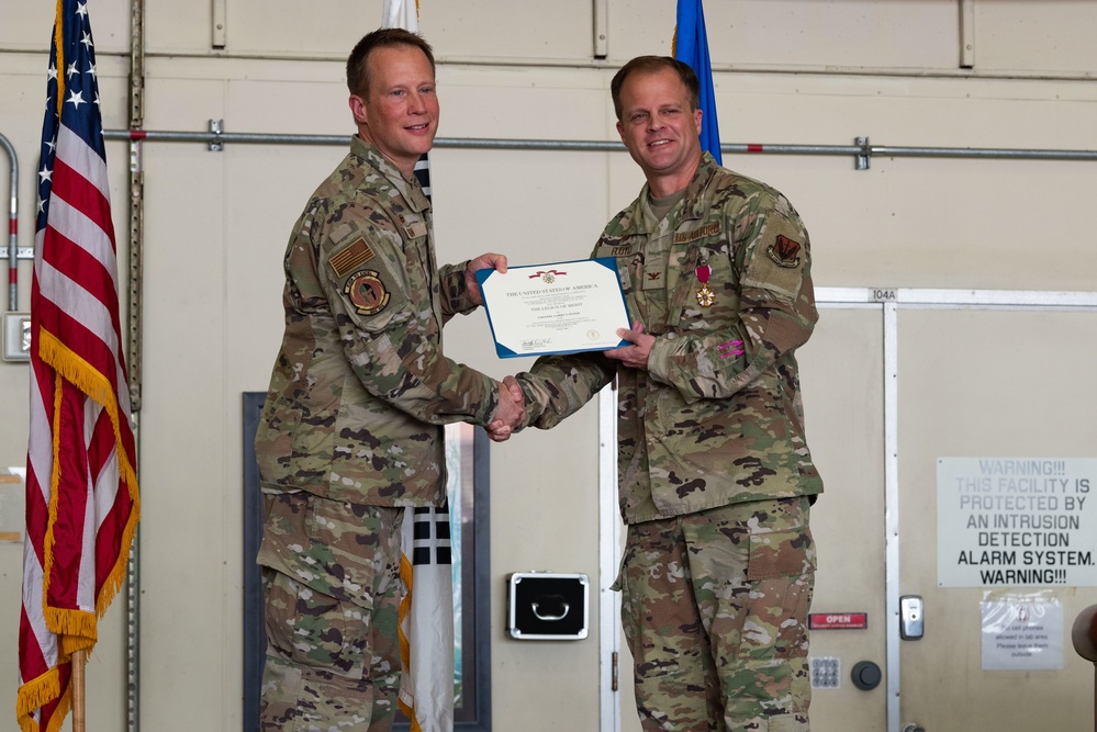 694th ISRG changes command