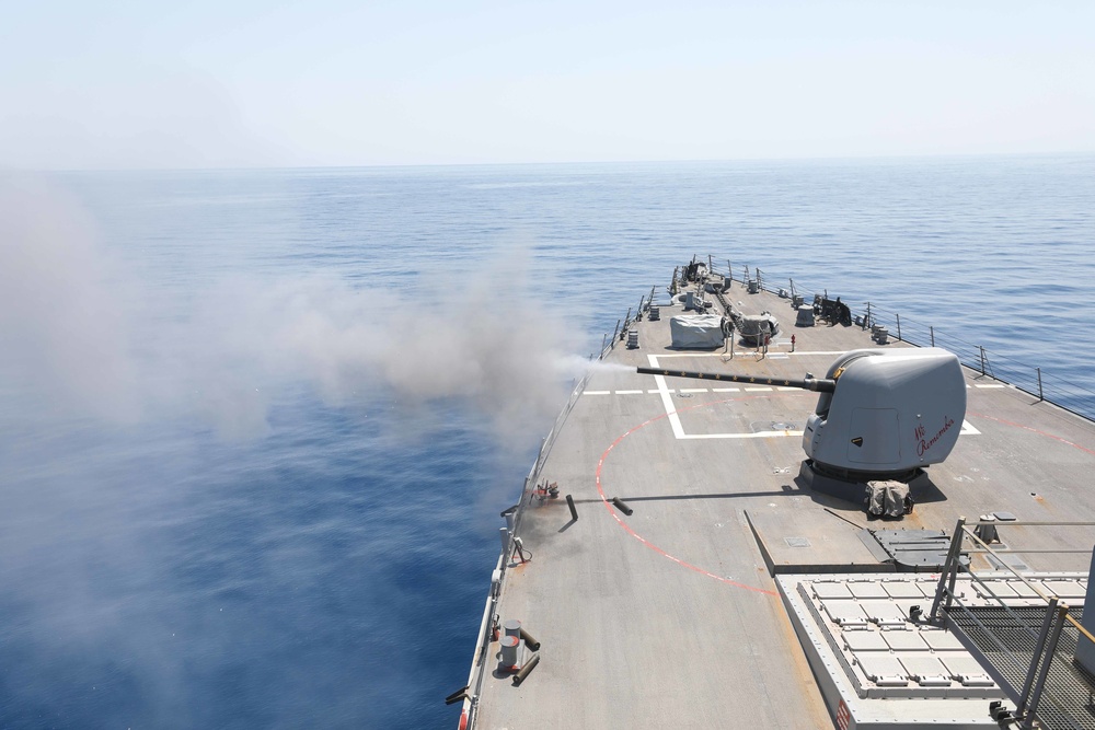 USS Cole conducts 5-inch gun shoot