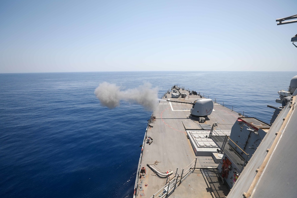 USS Cole conducts 5-inch gun shoot