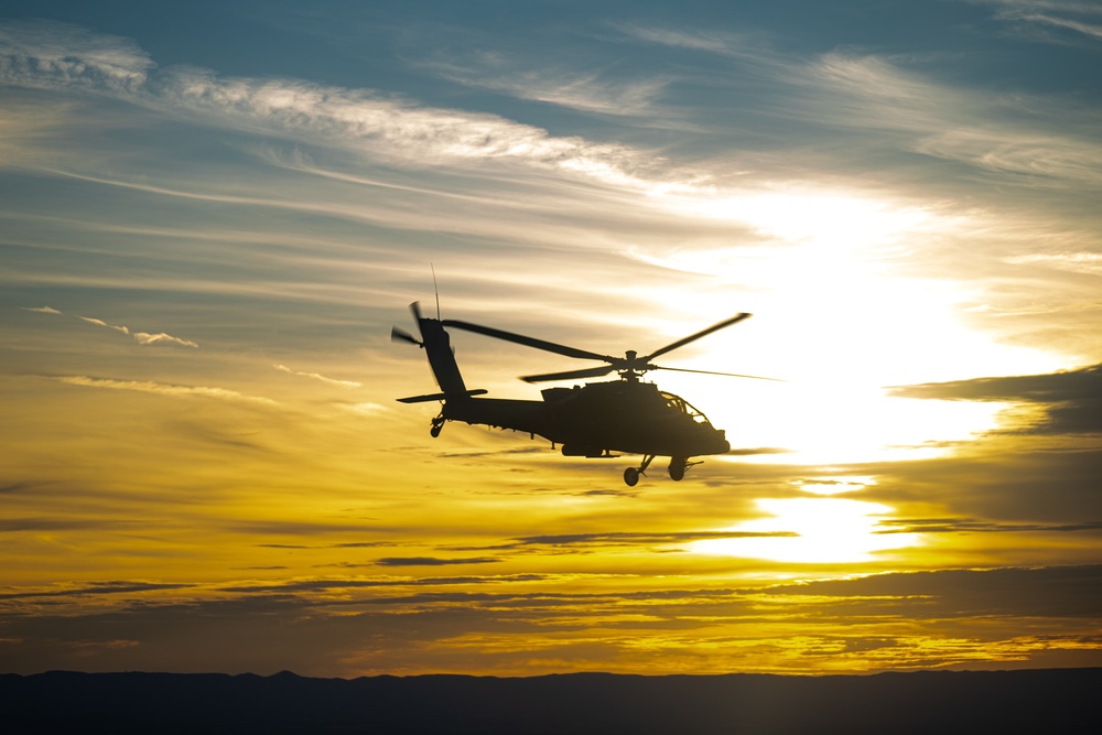 DVIDS - Images - 3-6 ACS flies their AH-64D's to port [Image 2 of 3]