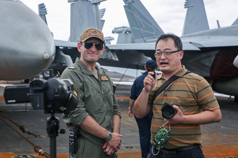 Abraham Lincoln gives a tour to international news outlets during RIMPAC 2022