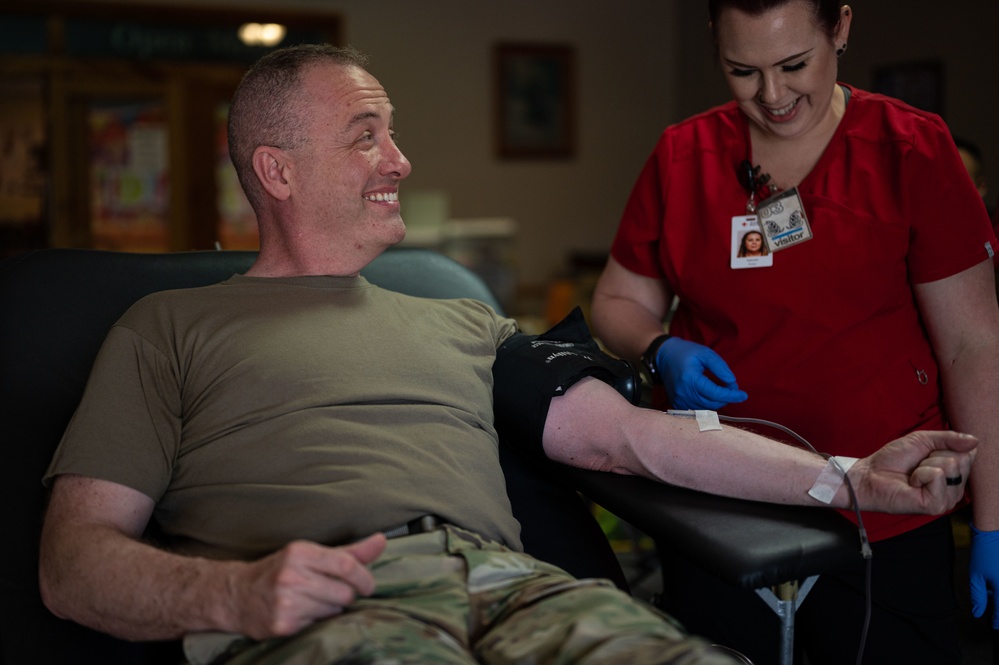 Indiana command chief donates blood at Fort Wayne drive